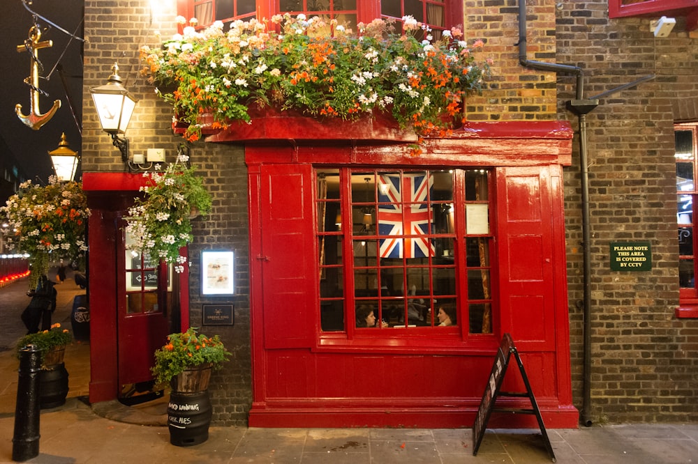 Una cabina telefónica roja con una bandera británica