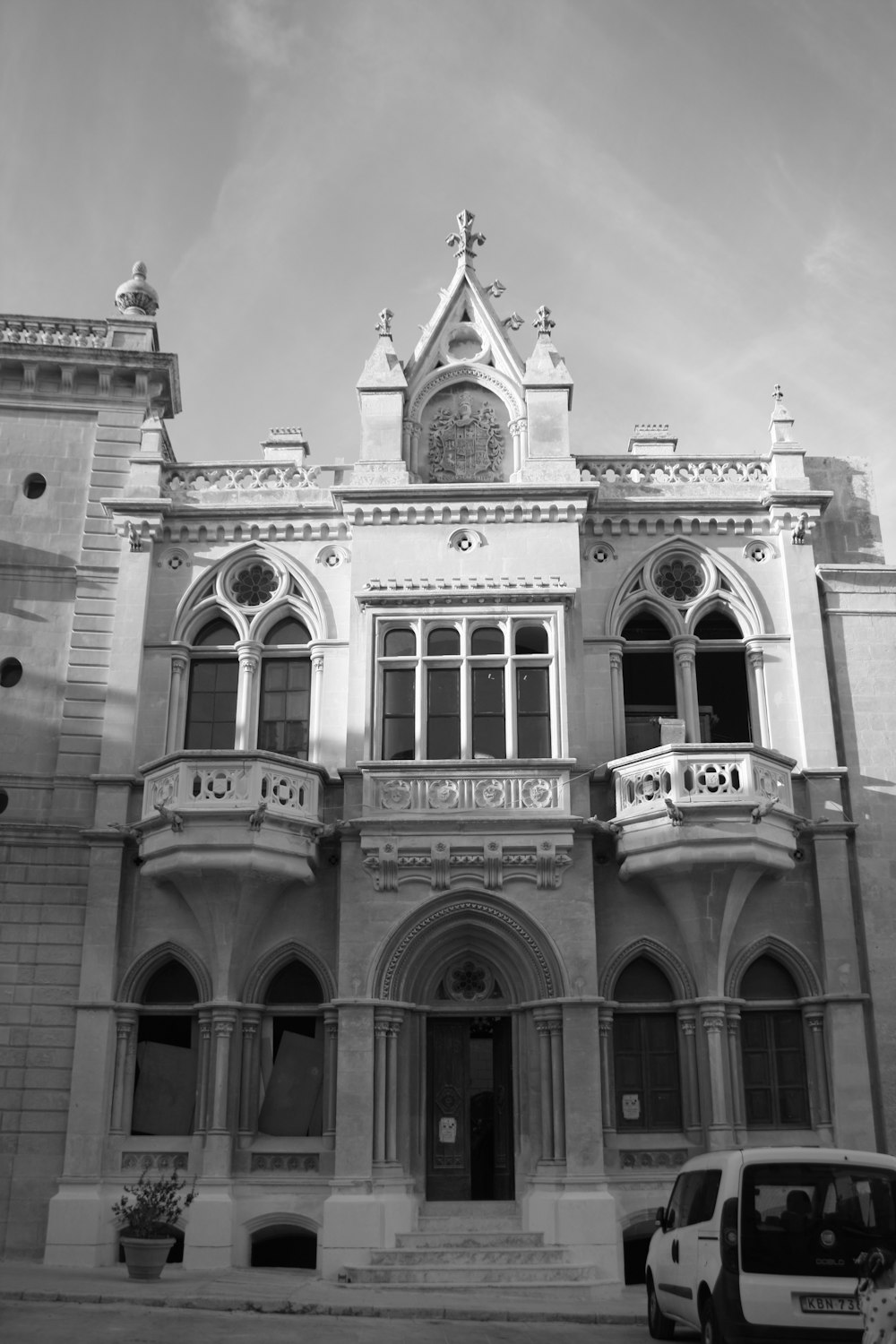 a black and white photo of a building