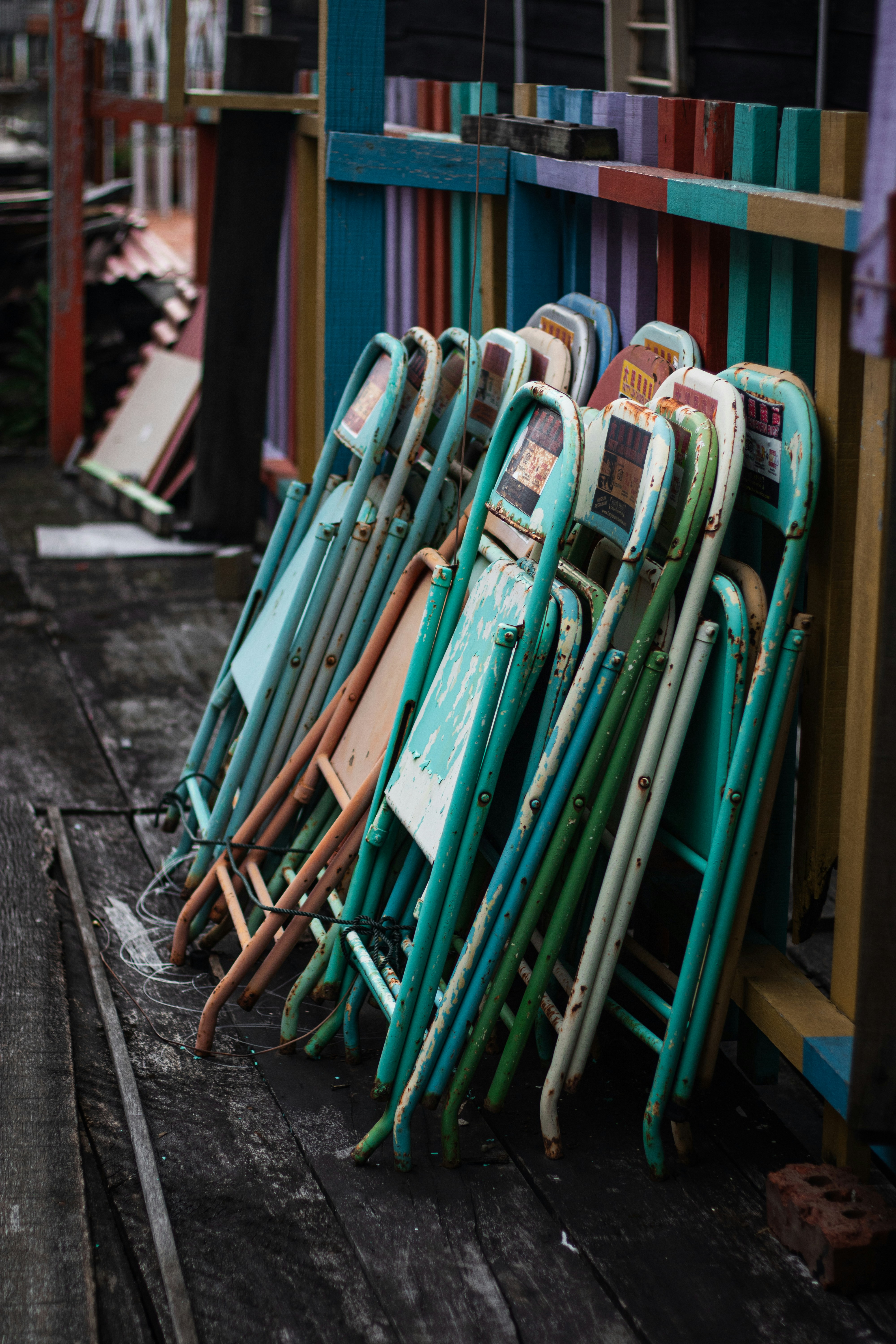 a row of chairs sitting next to each other