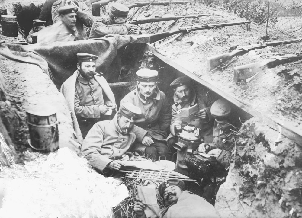 Un momento di quiete nelle trincee tedesche. Soldati tedeschi che fumano e leggono in una trincea nelle Fiandre, in Belgio, durante la prima guerra mondiale.