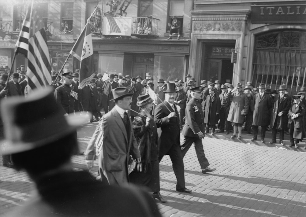 Paz Hurra. Desfile e multidões nas ruas de Nova York após o Armistício de 11 de novembro de 1918, que encerrou a Primeira Guerra Mundial na Europa Ocidental.