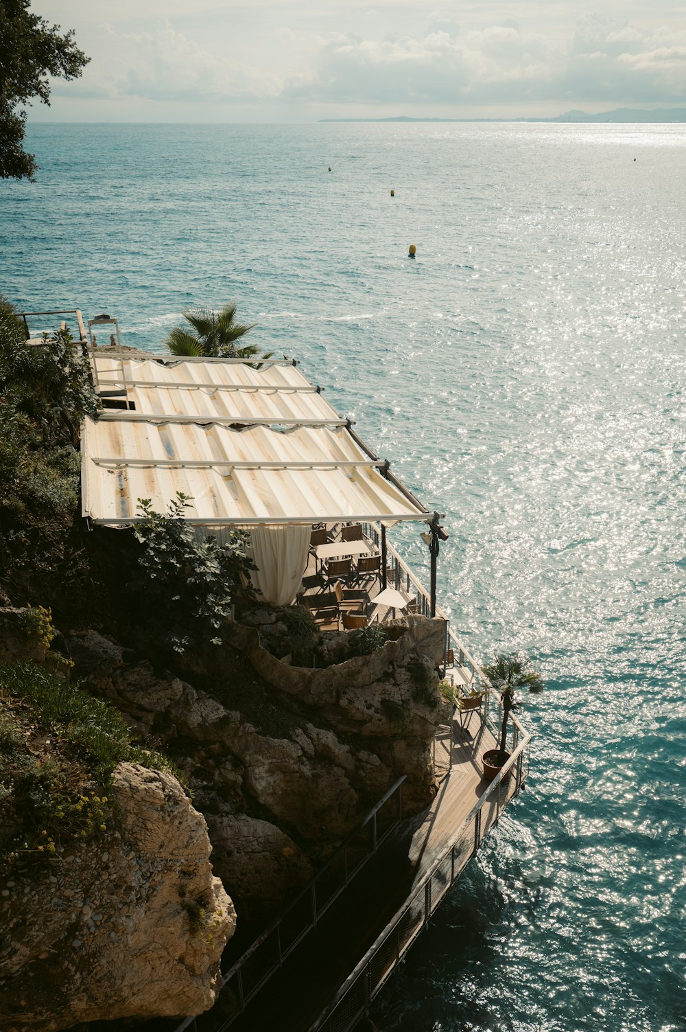 a boat is docked at the edge of a cliff