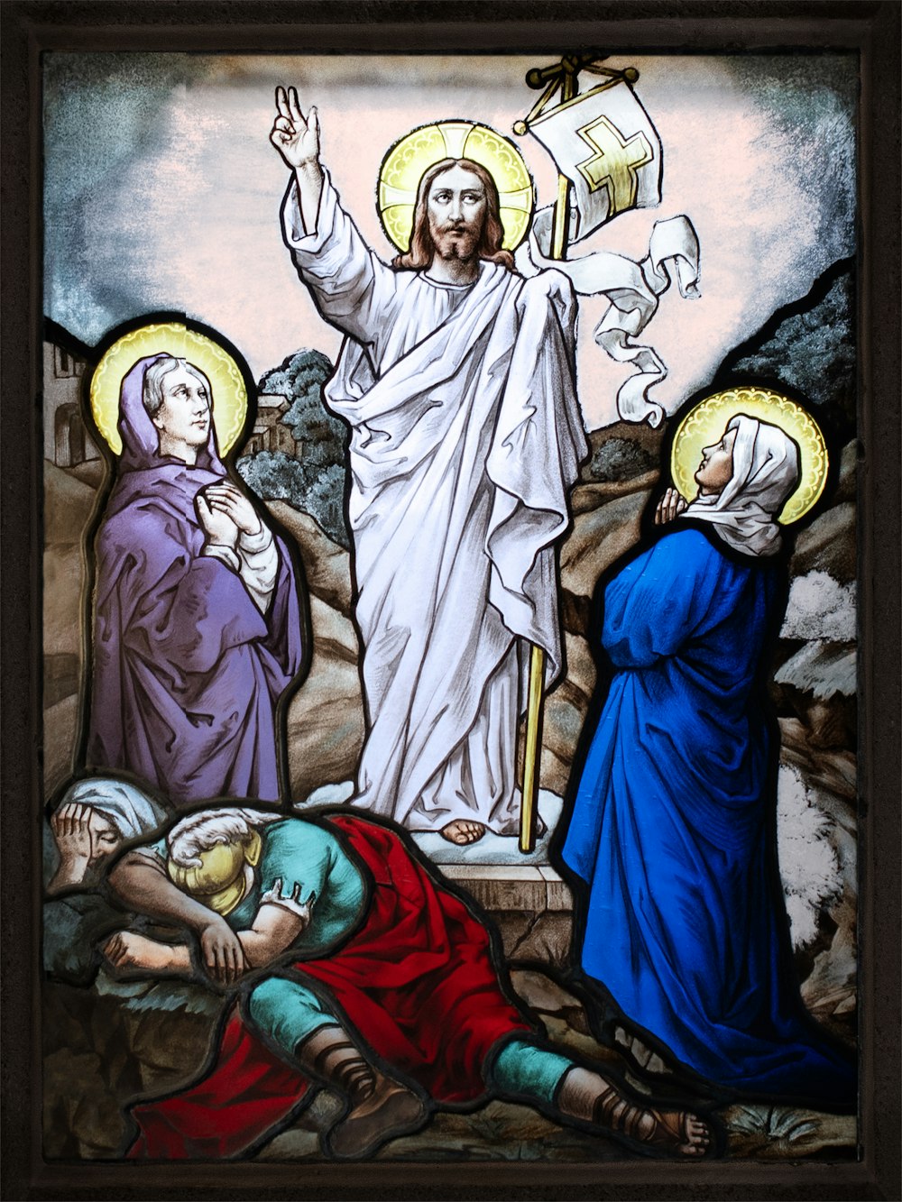 ein Buntglasfenster, das Jesus und andere Menschen darstellt