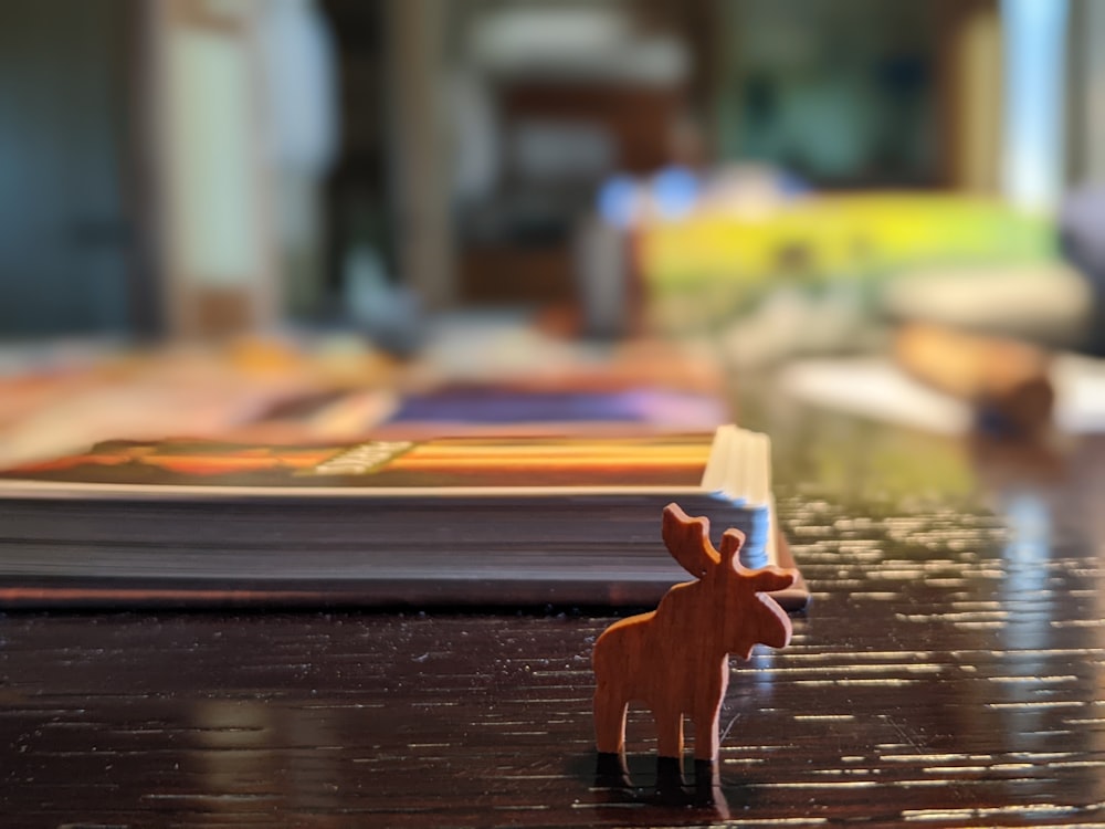 장난감 사슴이 테이블 위에 서 있습니다.