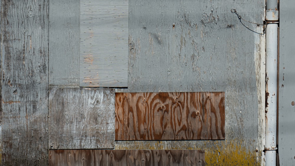 uma parede com painéis de madeira com um sinal de parada enferrujado