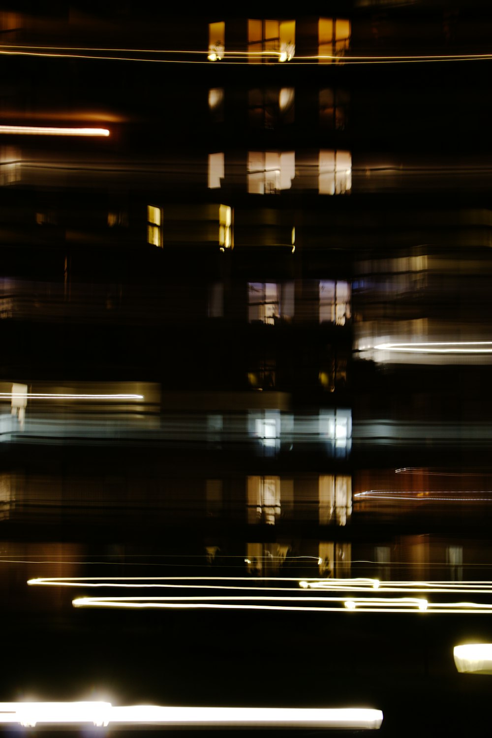 Una foto borrosa de un edificio por la noche