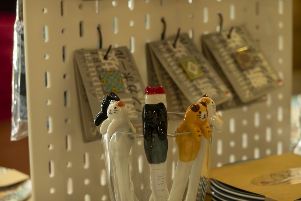 un groupe de brosses à dents posées dans une tasse sur une table