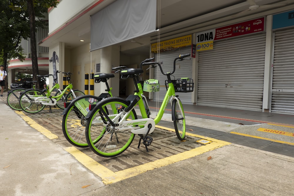 a row of bikes parked next to each other