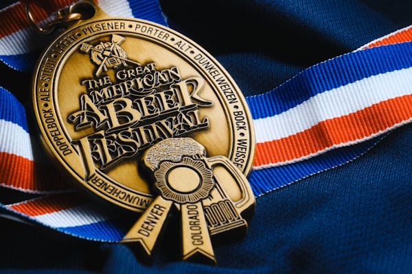 Goldene Medaille mit Band