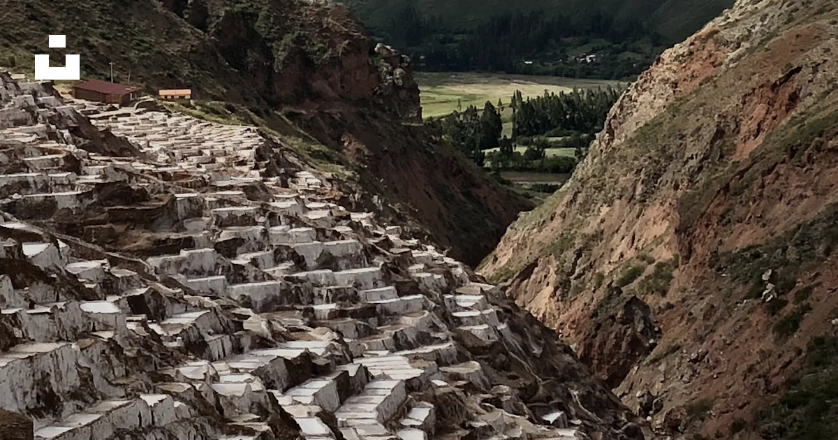 Muchas Rocas Una vista de una montaña con muchas rocas en primer plano foto – Imagen ...