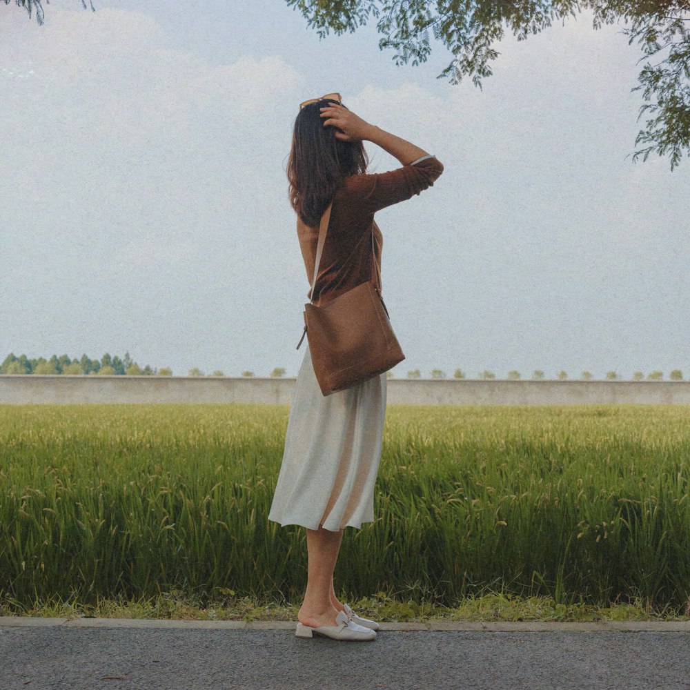 une femme debout sur le bord d’une route