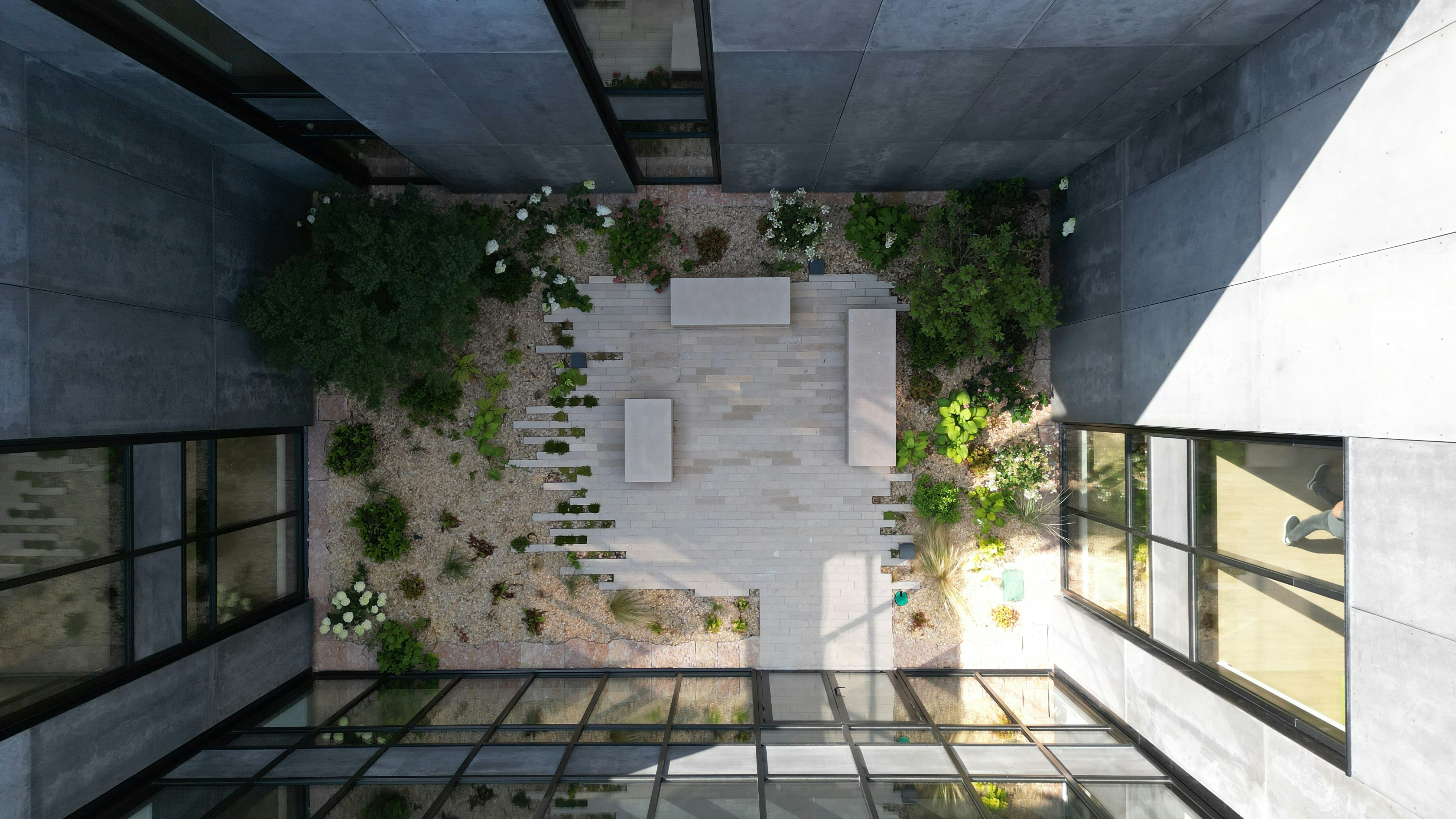 Rooftop garden amenity on a modern apartment building. - apartment amenities downtown Chicago