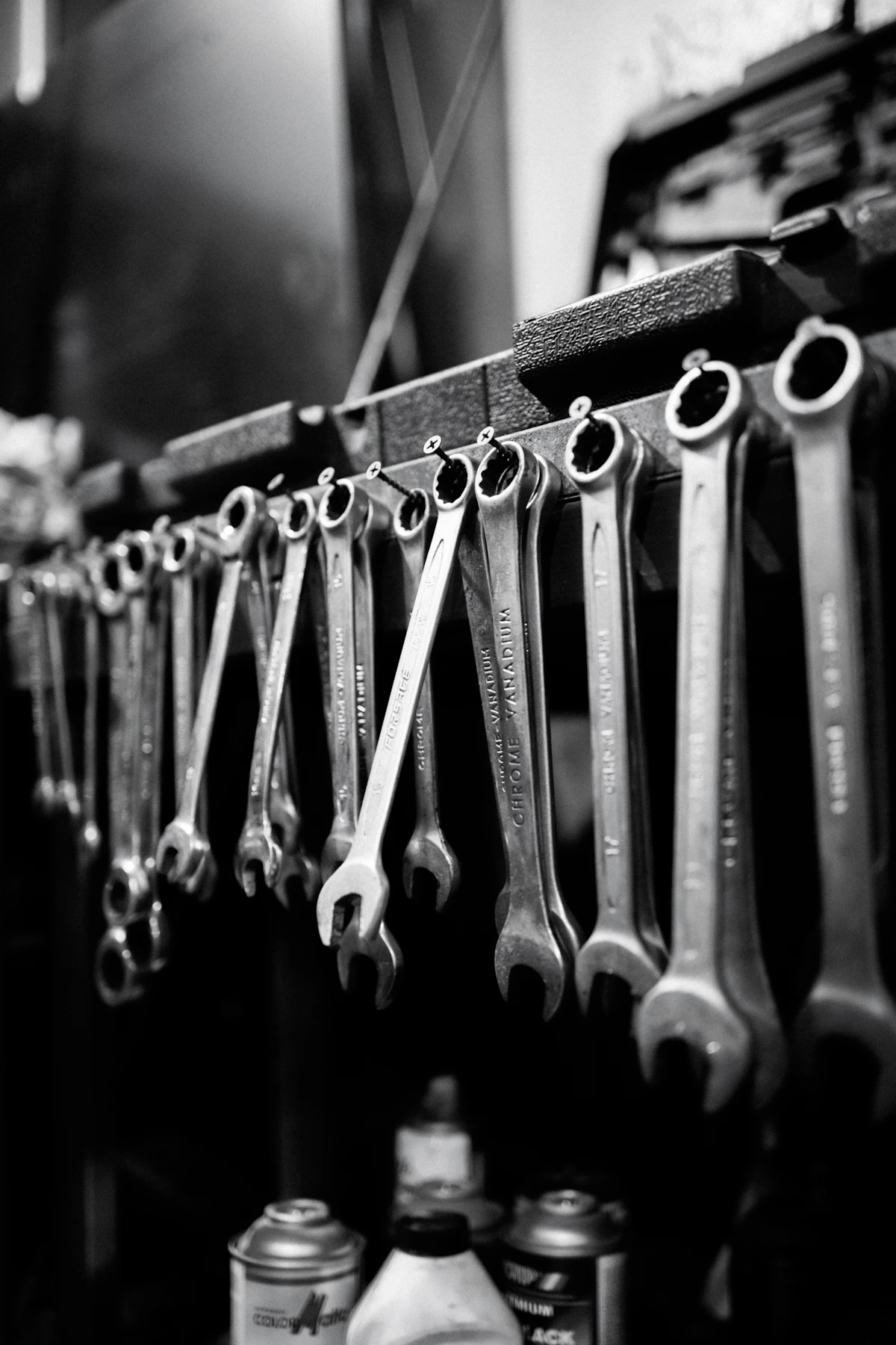 ラックに掛けられた工具の数々