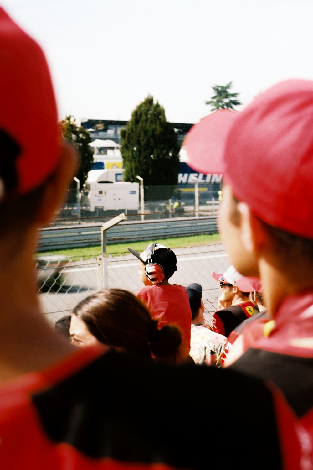un gruppo di bambini che indossano uniformi rosse da baseball