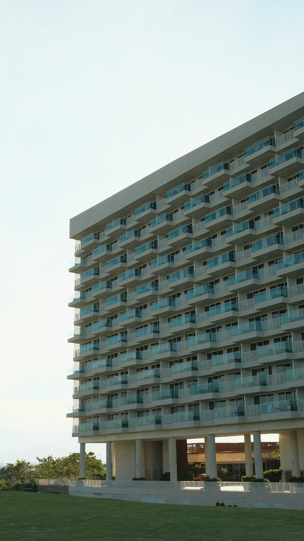 Un edificio alto con balcones en la parte superior