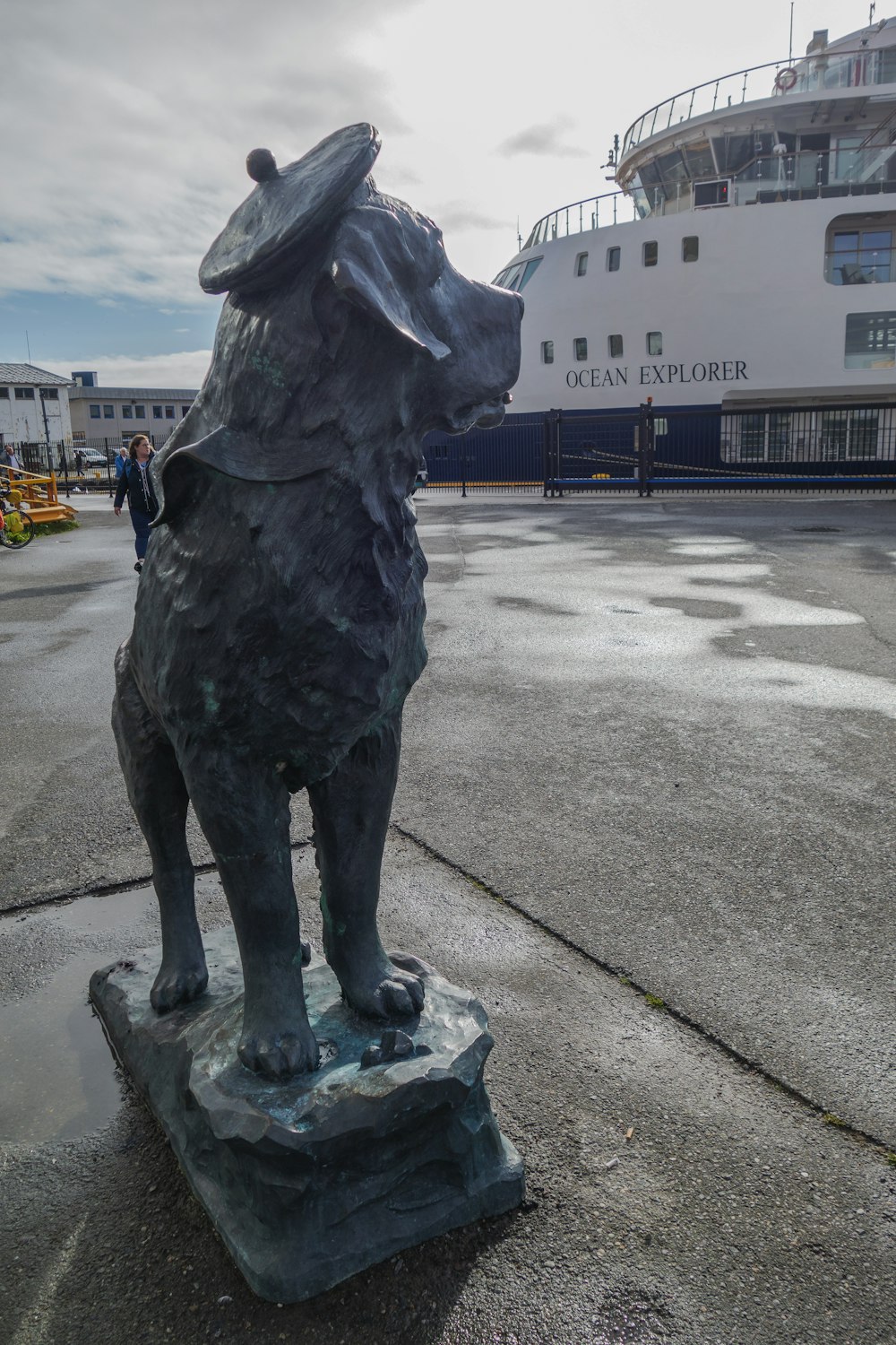 uma estátua de um cão com um chapéu na cabeça