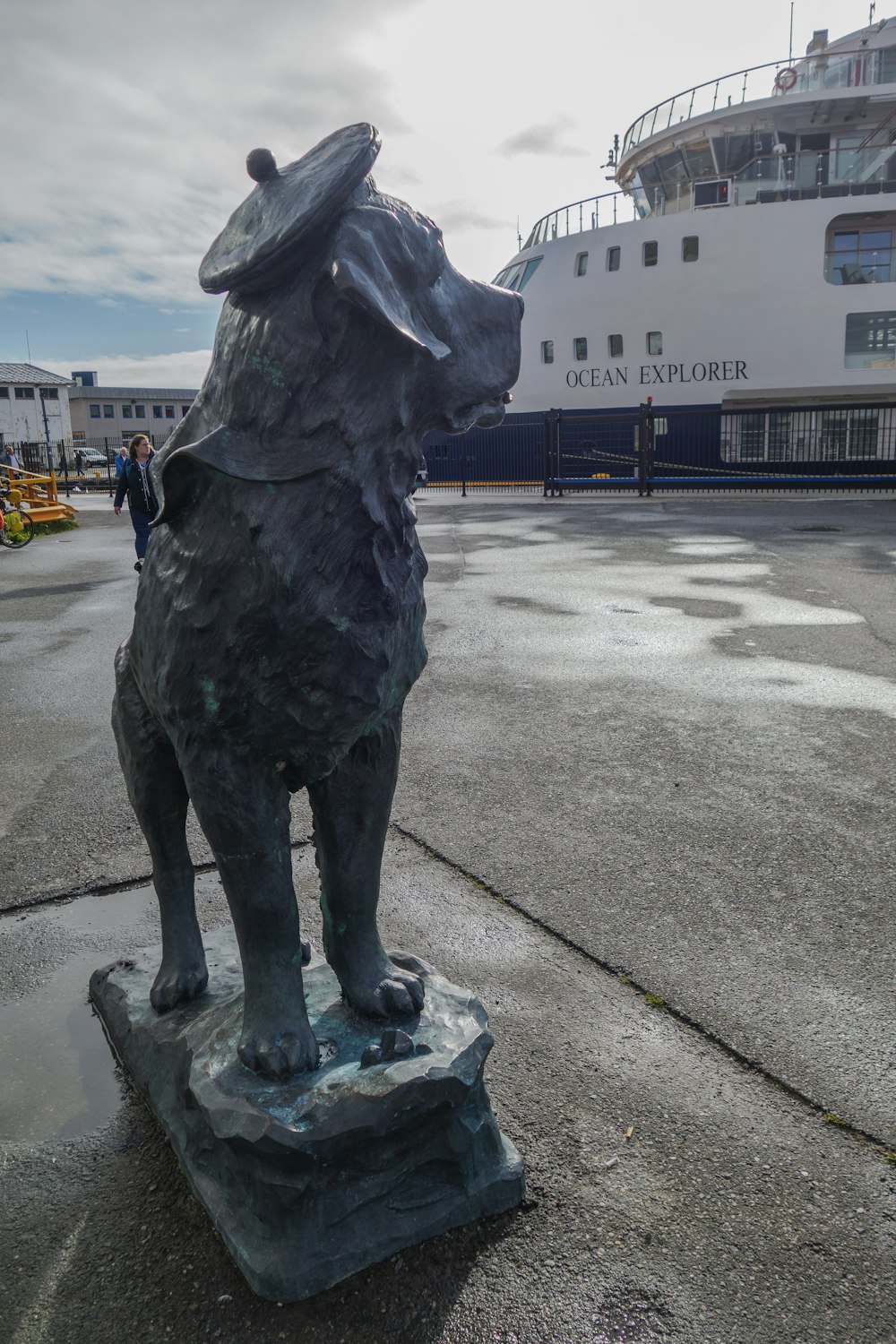 una statua di un cane con un cappello in testa