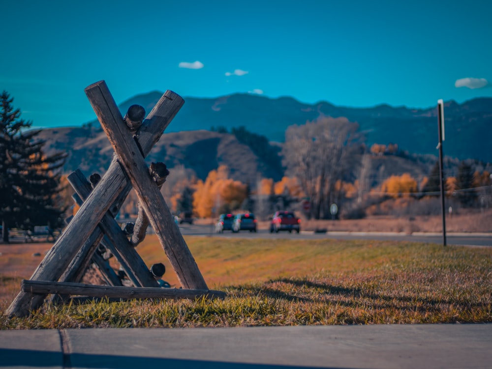 une structure en bois posée sur le bord d’une route