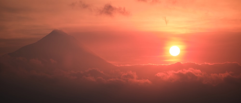 Le soleil se couche sur une chaîne de montagnes