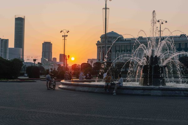 Fountains in front of the towers at sunset — Yekaterinburg, Russia