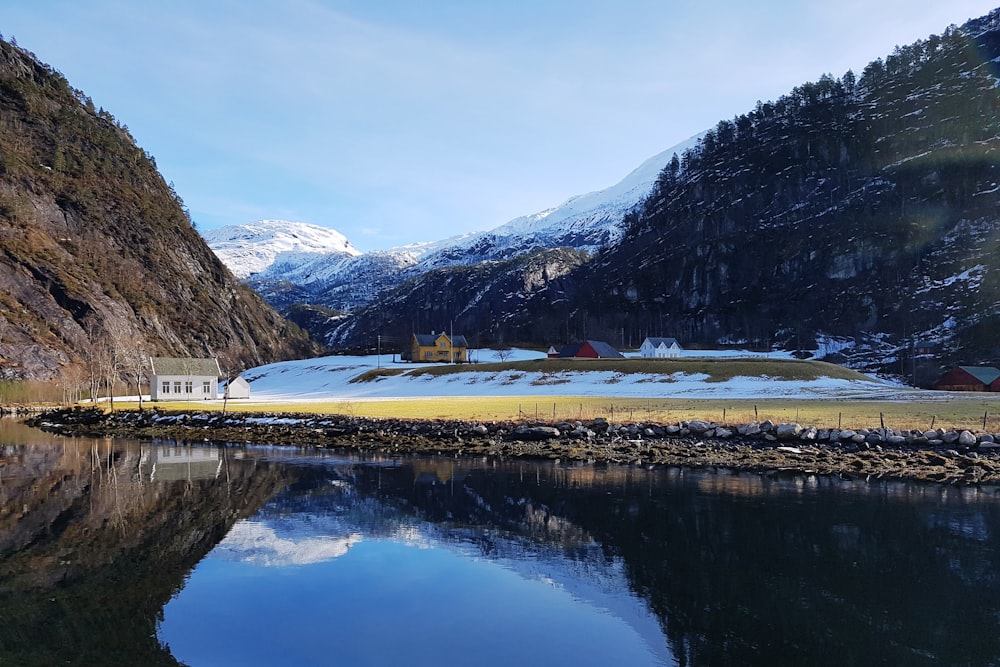 Un cuerpo de agua rodeado de montañas y nieve