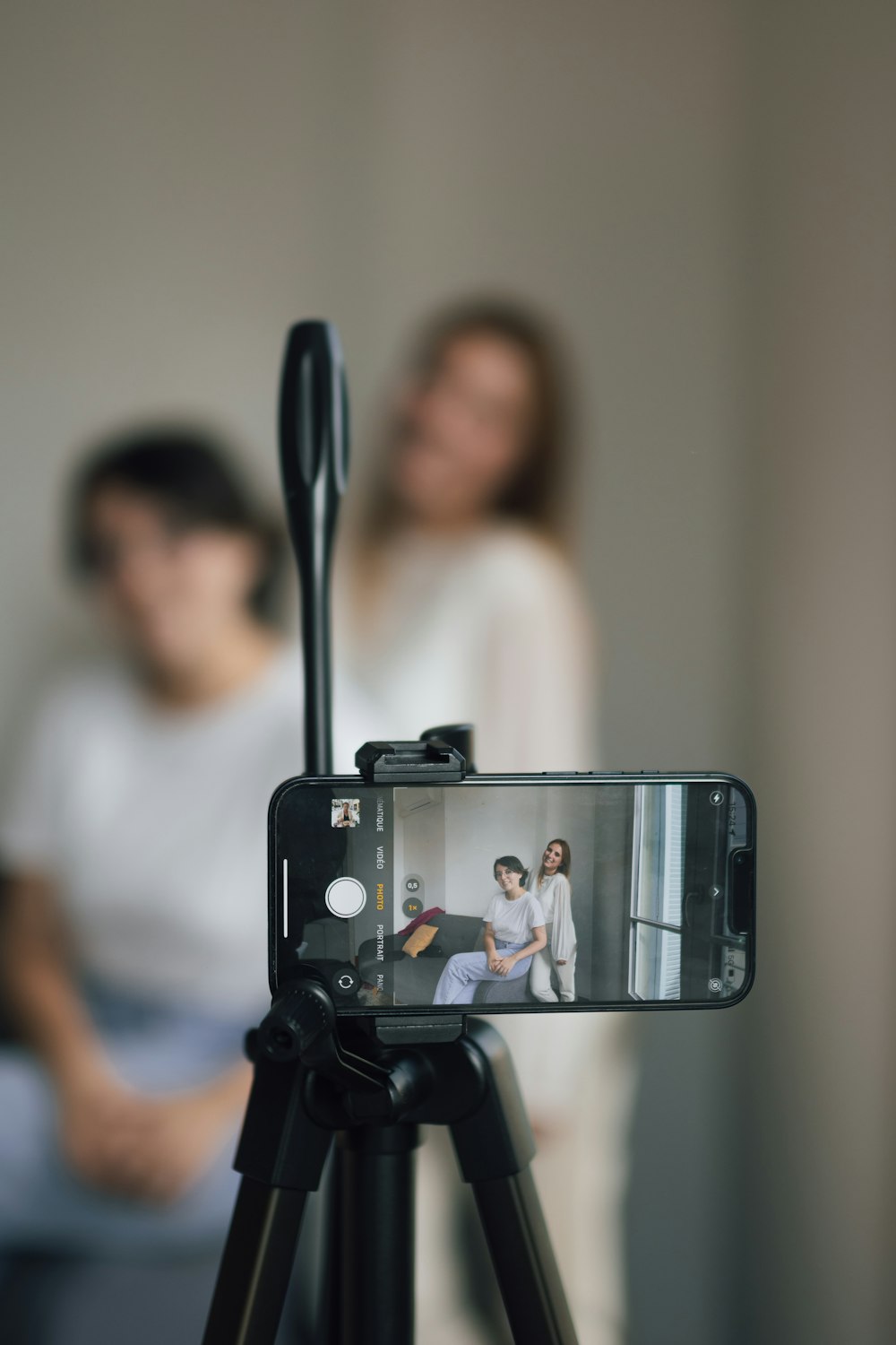 una persona che scatta una foto di una donna con una macchina fotografica