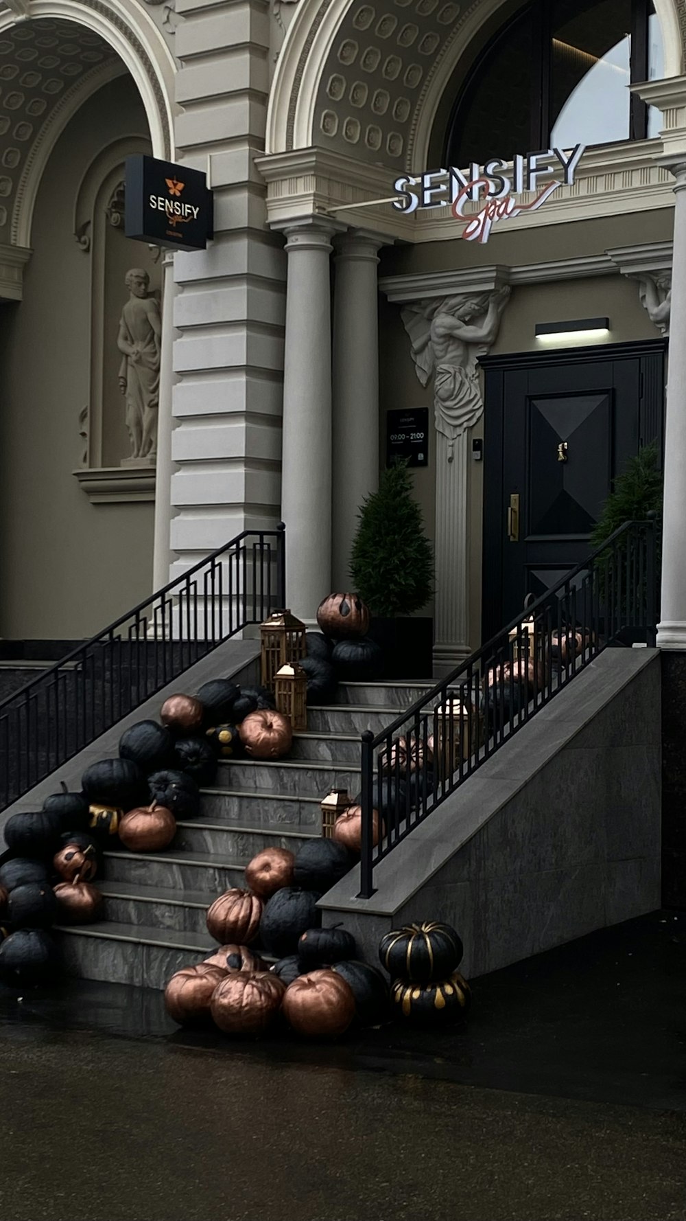 un escalier menant à un bâtiment