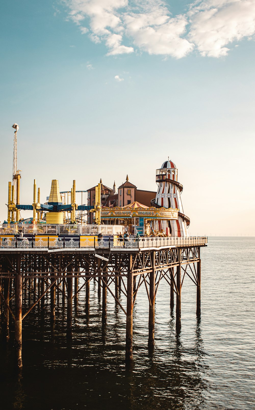 Ein Pier mit einer Reihe von Gebäuden