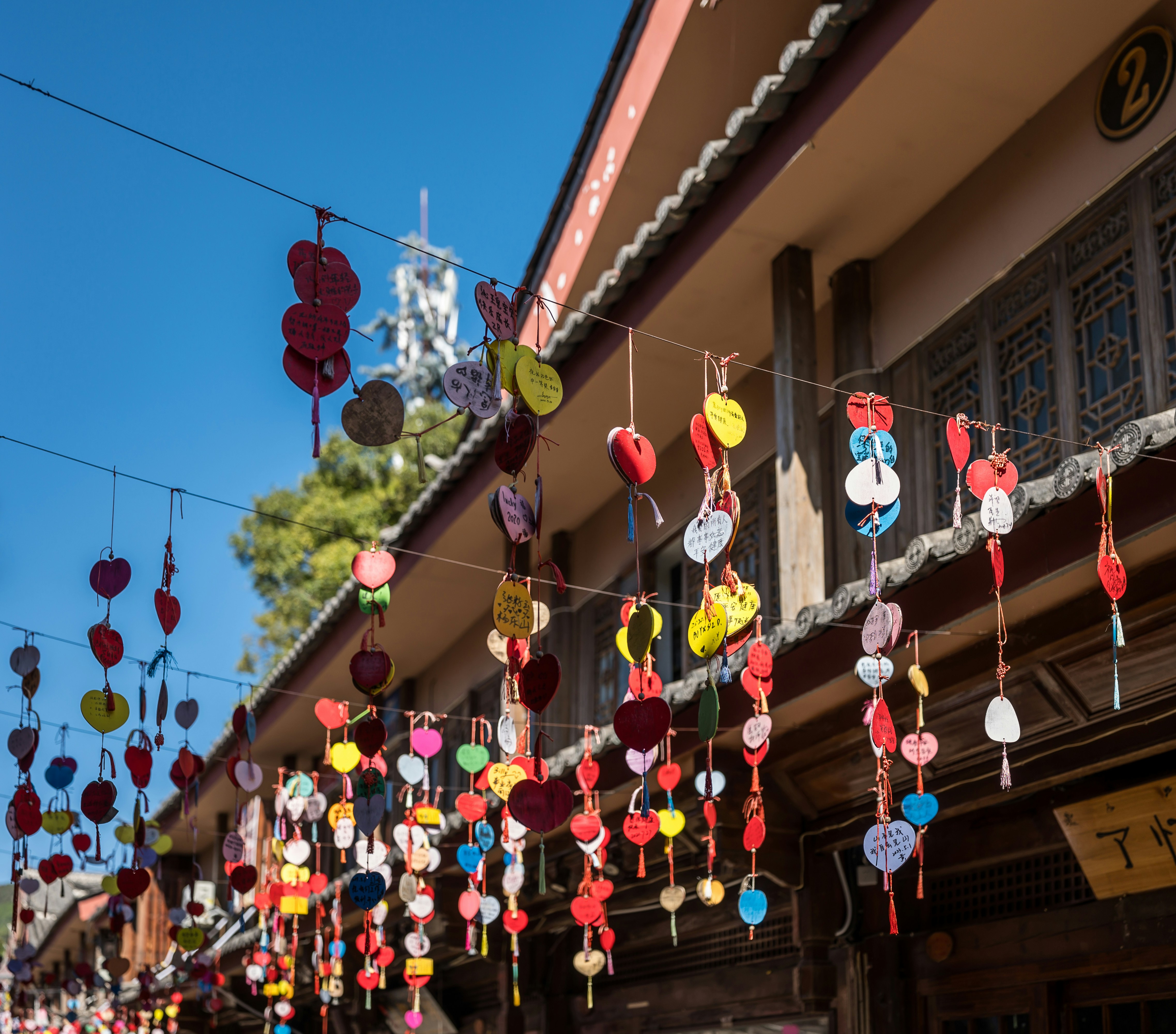 Un tas de coeurs en papier colorés suspendus à une ligne photo Photo