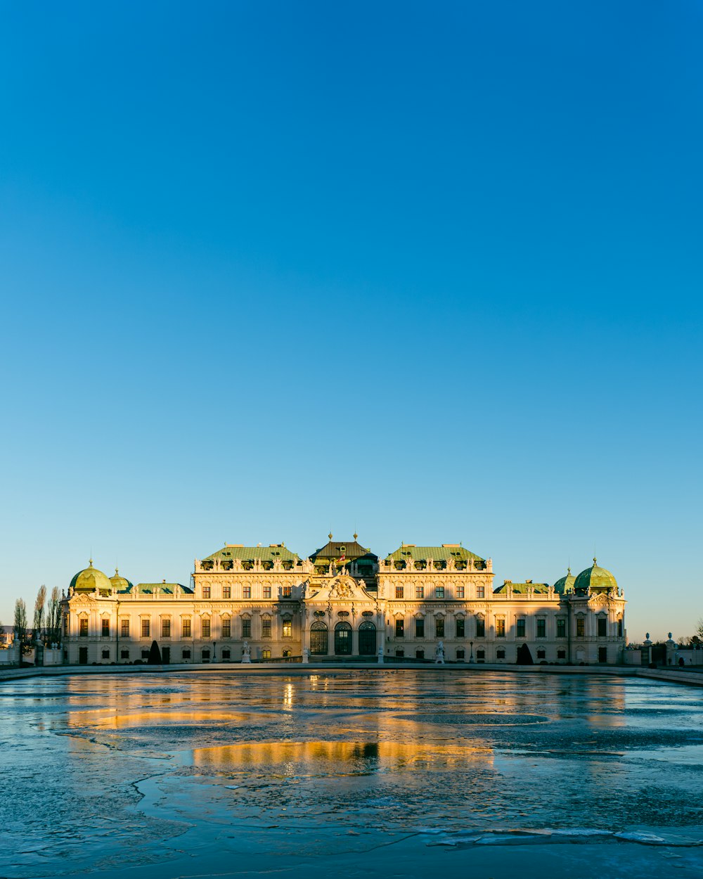 Ein großes Gebäude, das auf einem zugefrorenen See thront