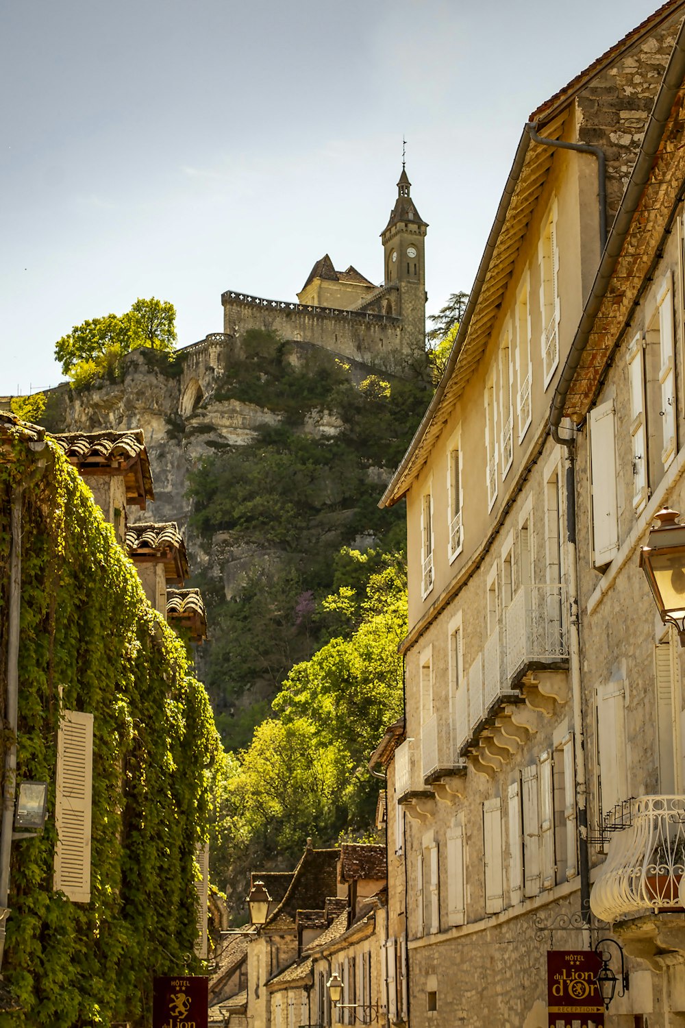 una strada con edifici e un castello su una collina sullo sfondo