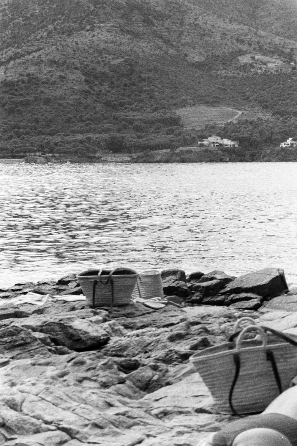 um par de sacos sentados em cima de uma praia