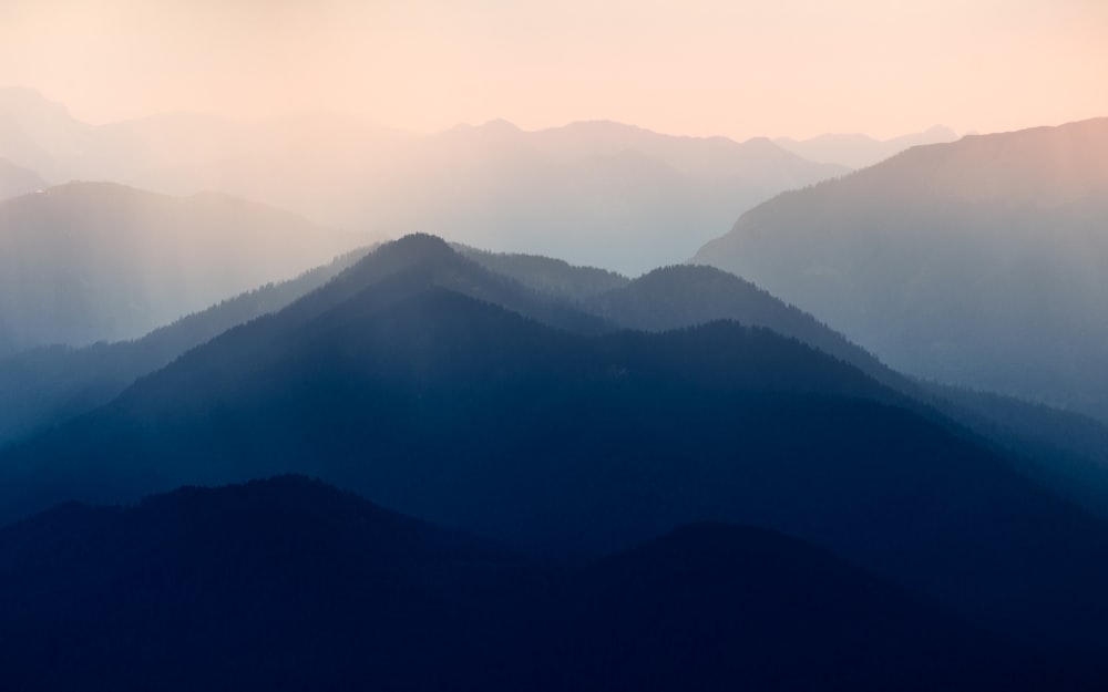 Una vista de una cadena montañosa desde la distancia