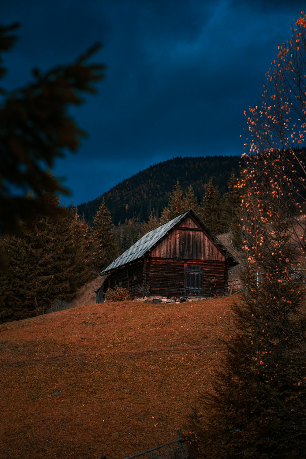 a barn in the middle of a field at night