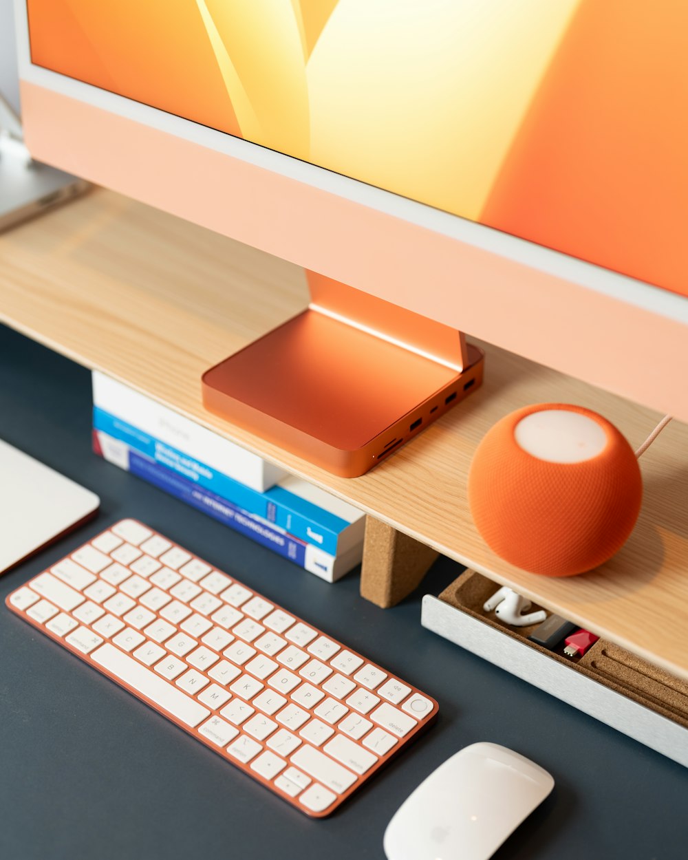 un teclado, un mouse y un monitor de computadora en un escritorio