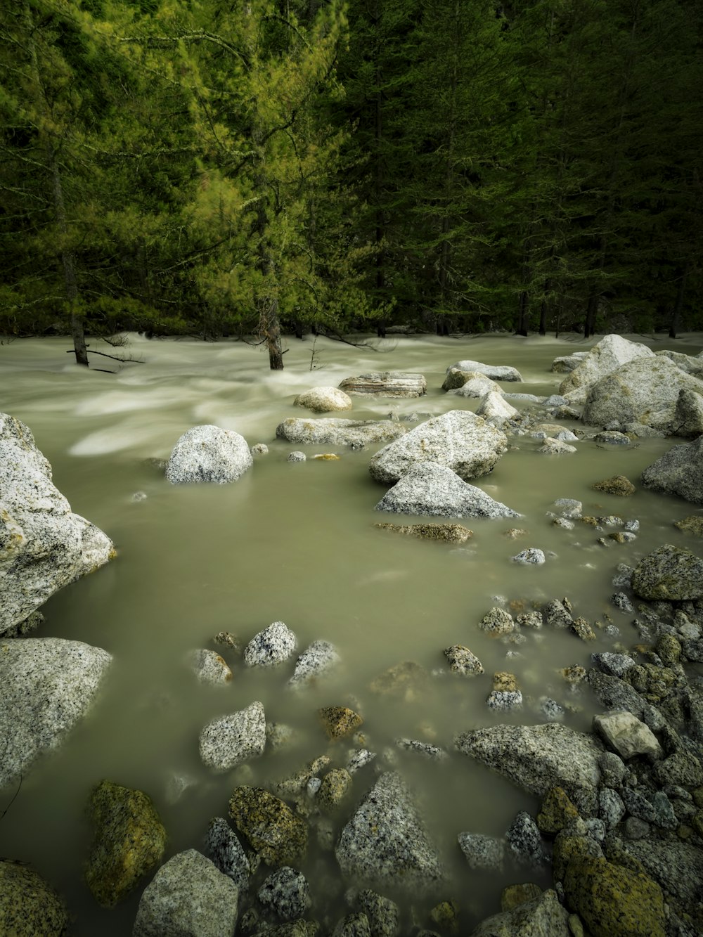 um rio que tem algumas rochas nele