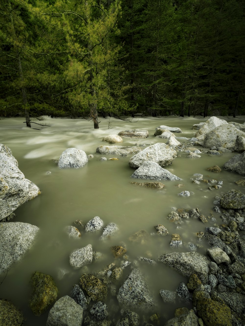 a river that has some rocks in it