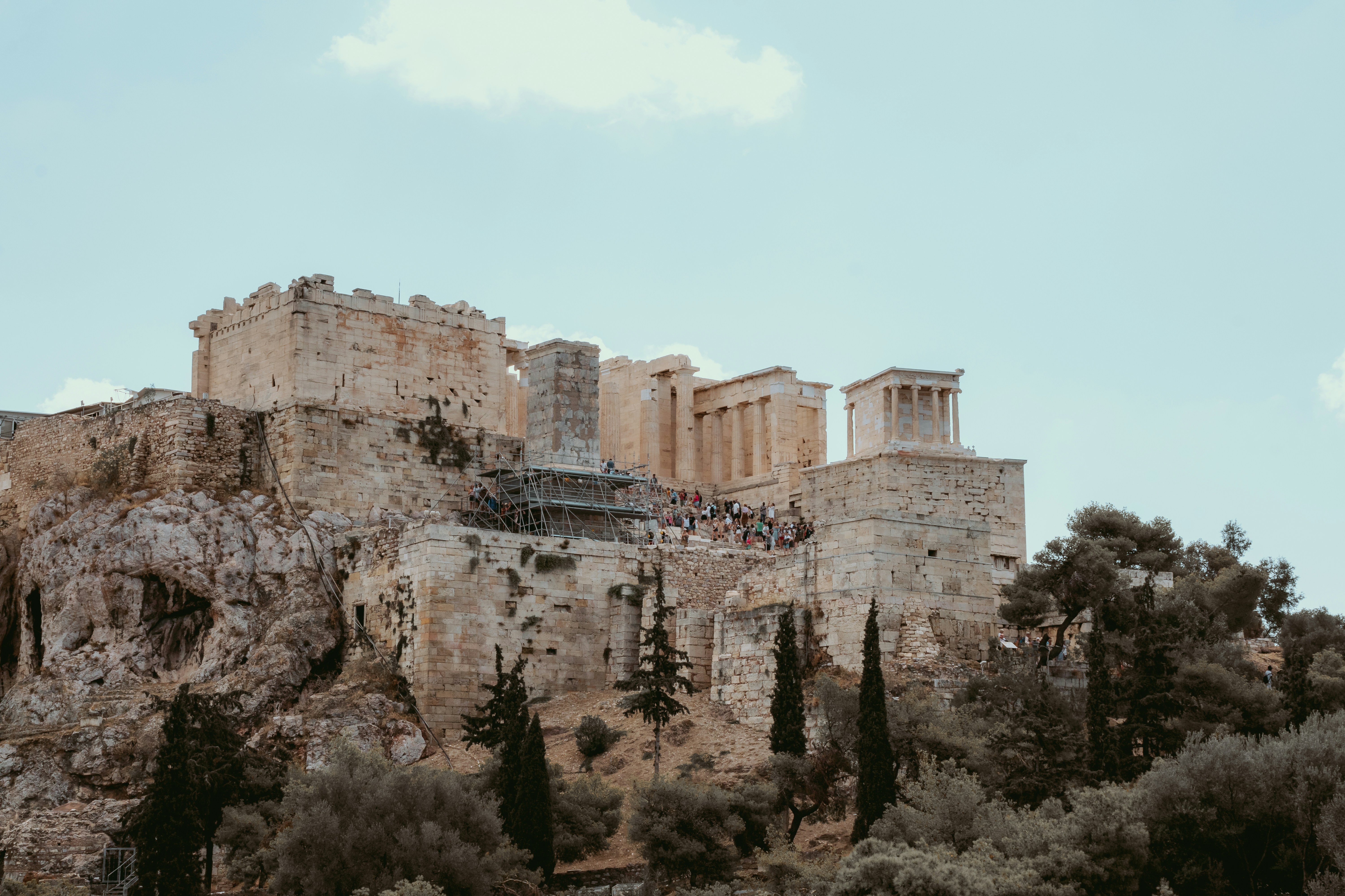 un edificio molto alto in cima a una collina