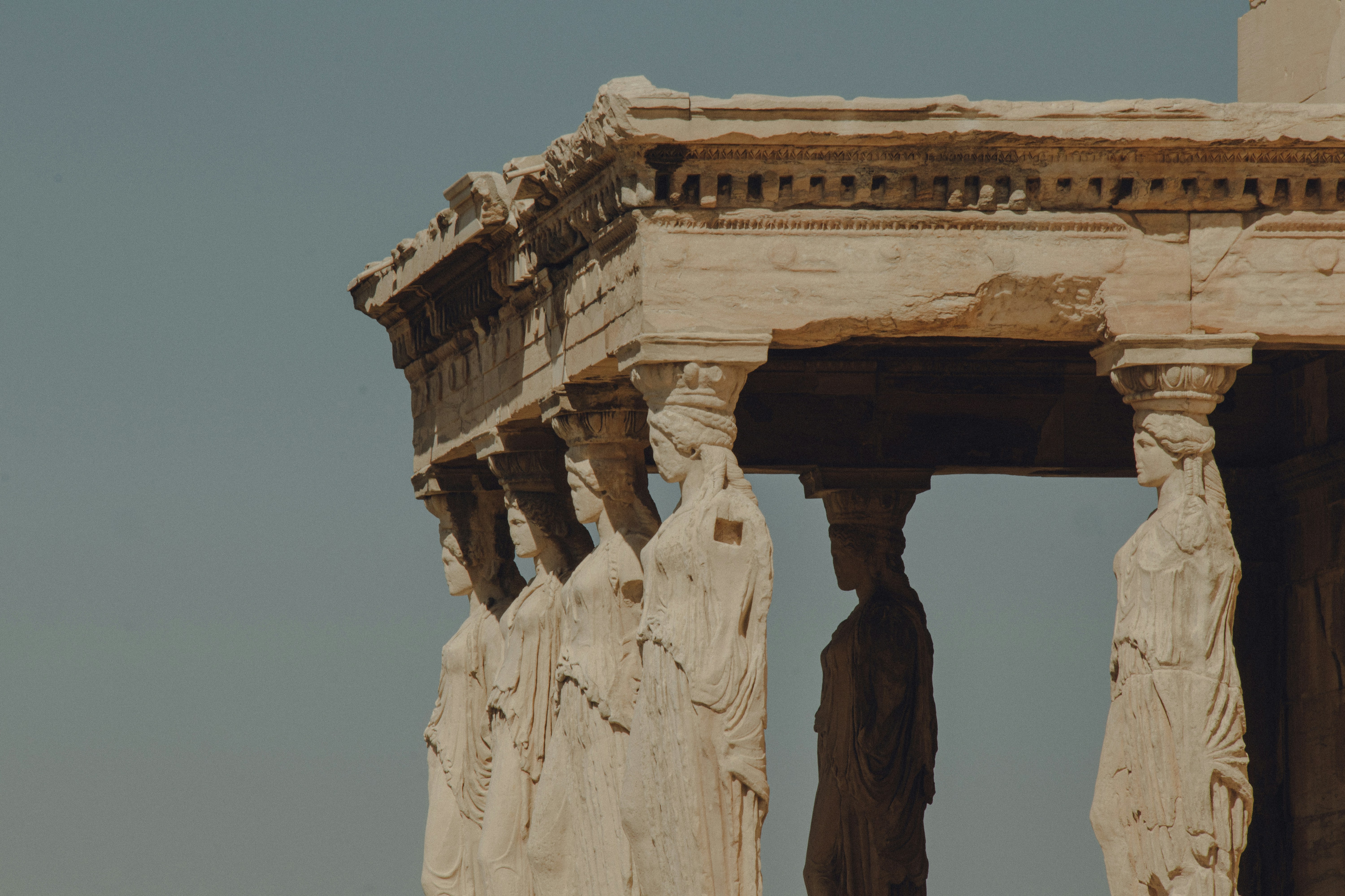 un gruppo di statue sul lato di un edificio