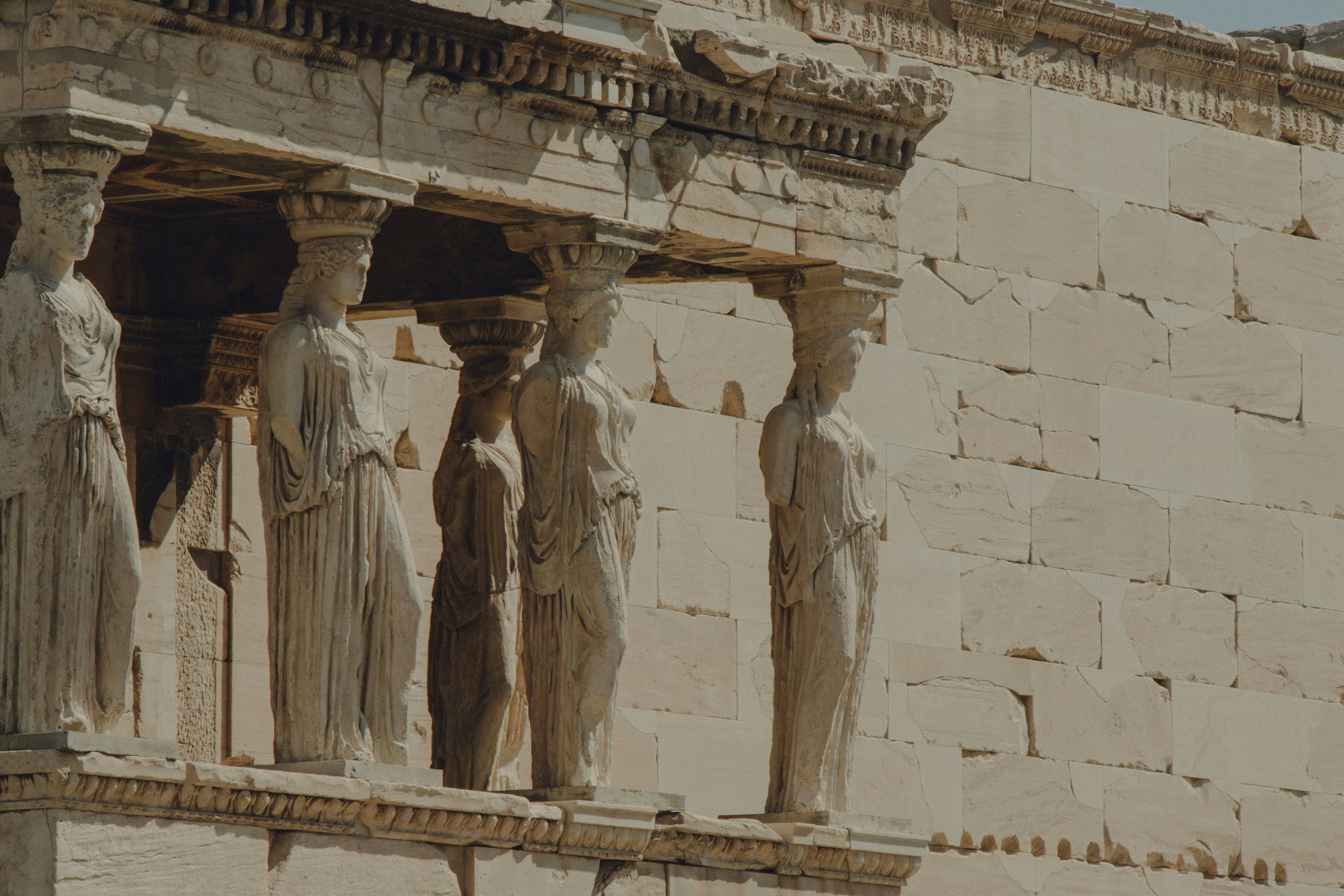 un gruppo di statue sul lato di un edificio