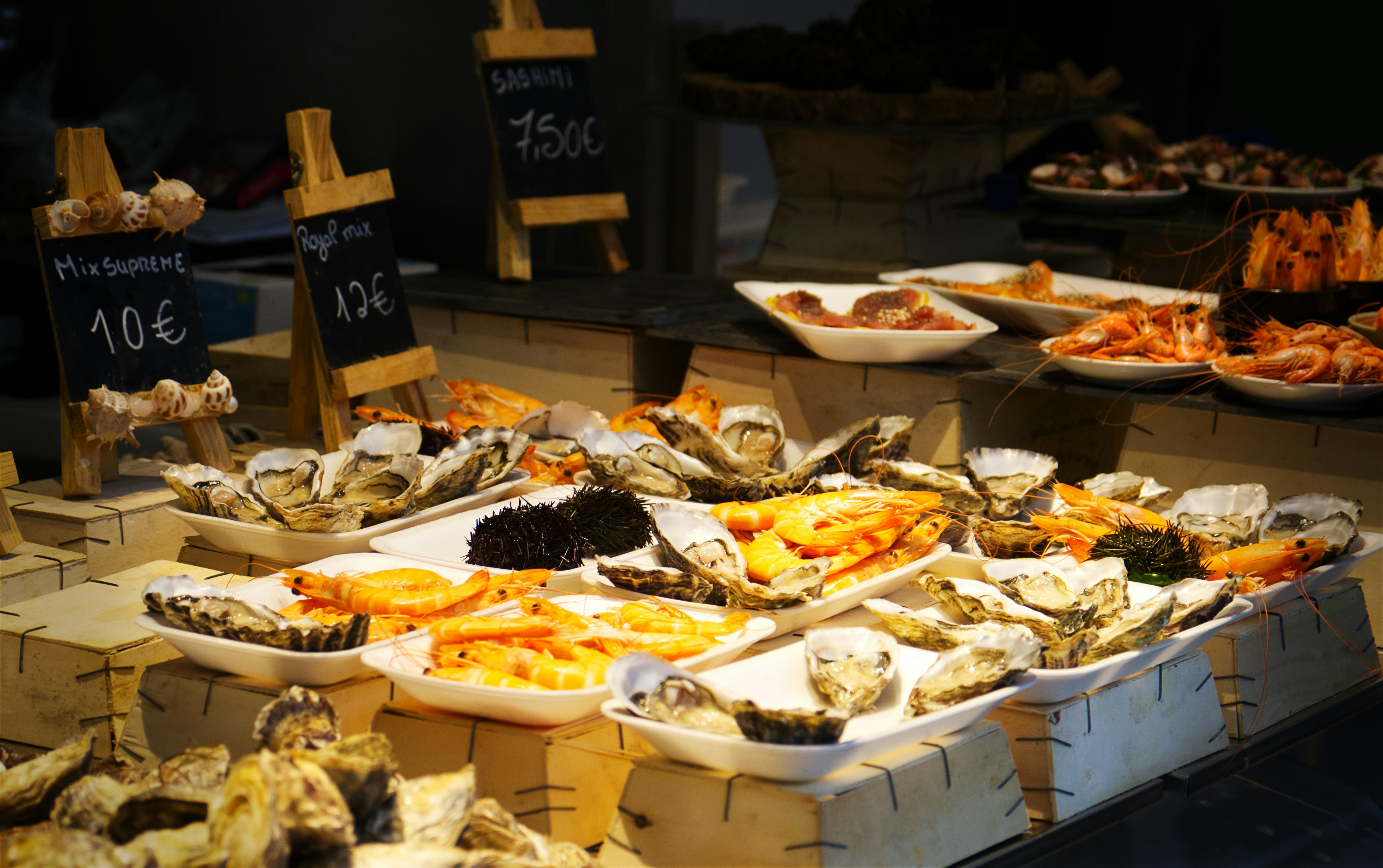 un mucchio di cibo che è su un tavolo