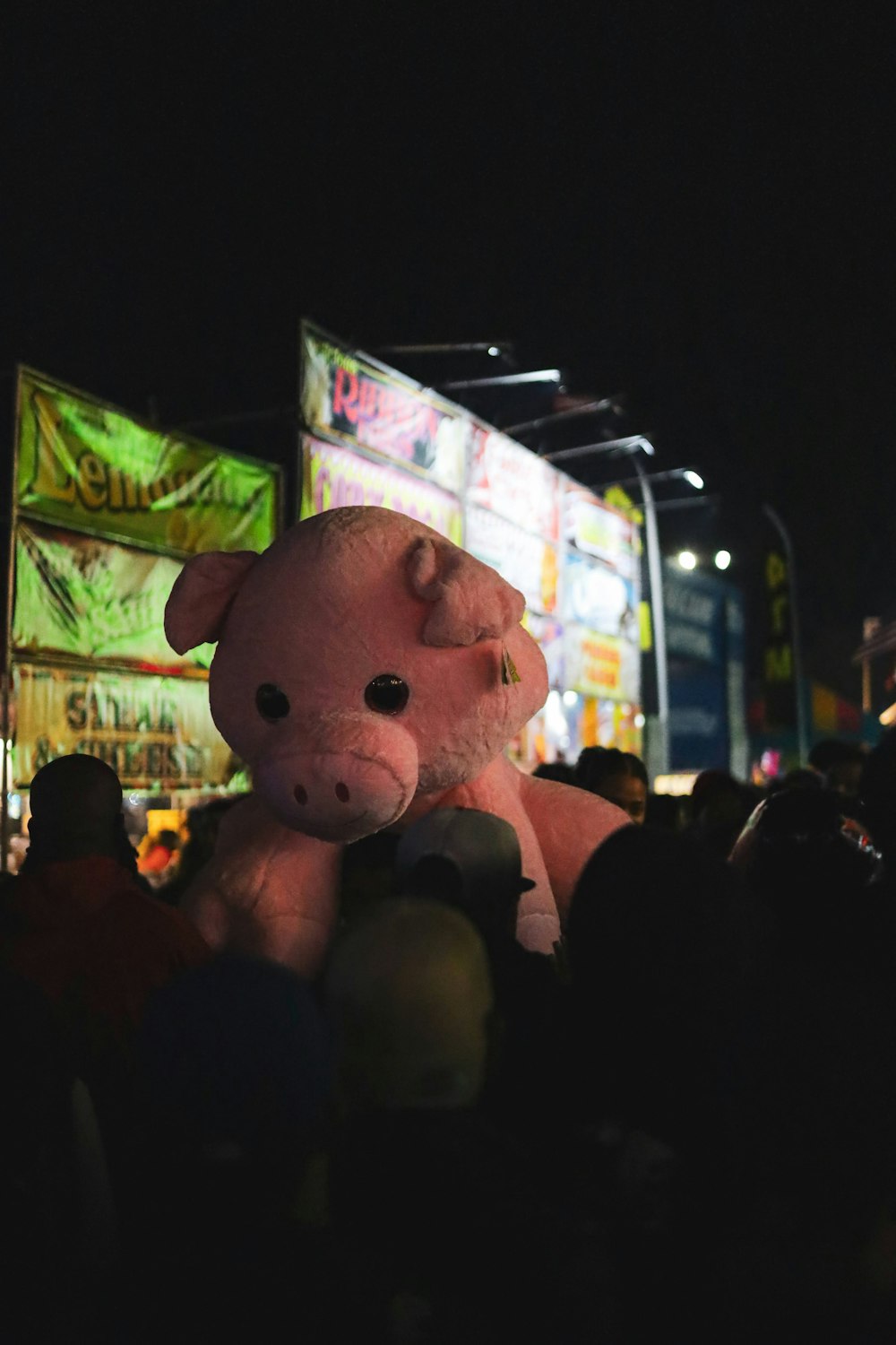 un gran cerdo de peluche sentado en medio de una multitud