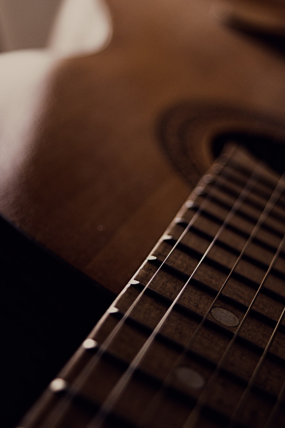 a close up of a guitar neck and strings