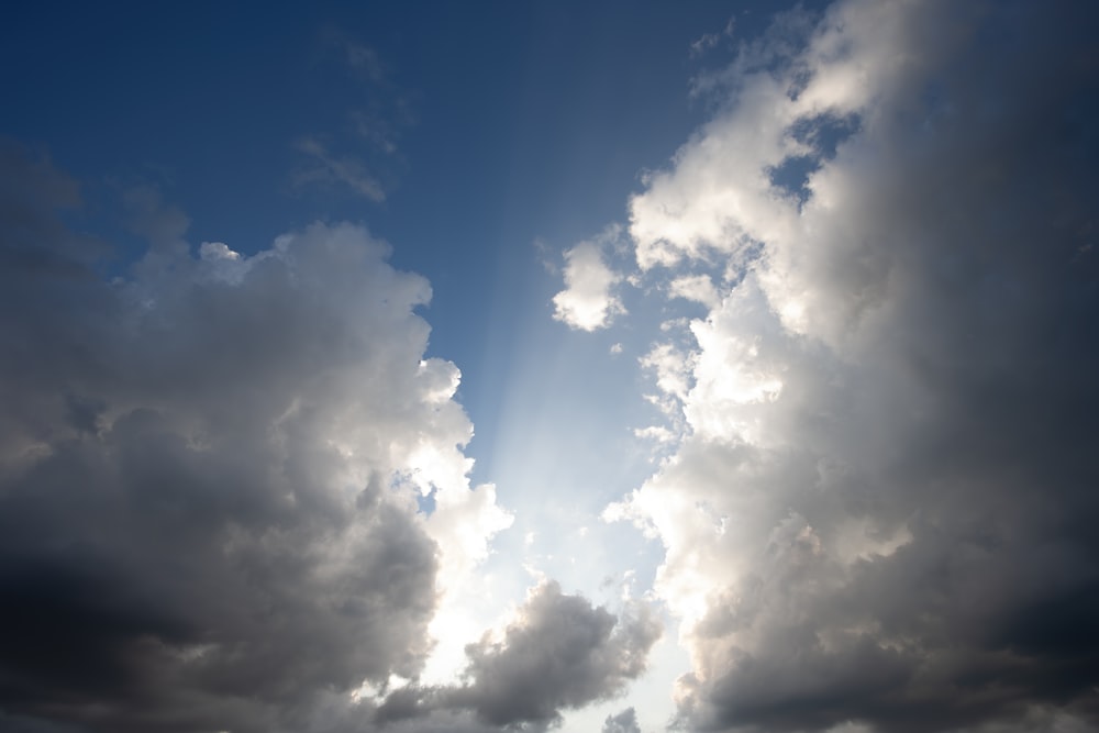 o sol brilha entre as nuvens no céu