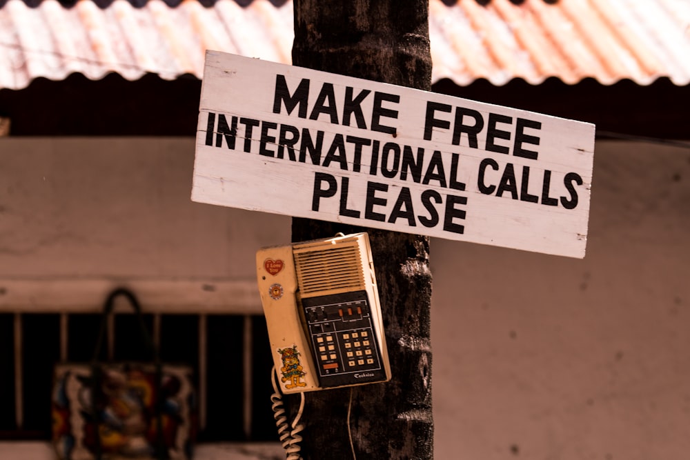 a sign that says make free international calls please