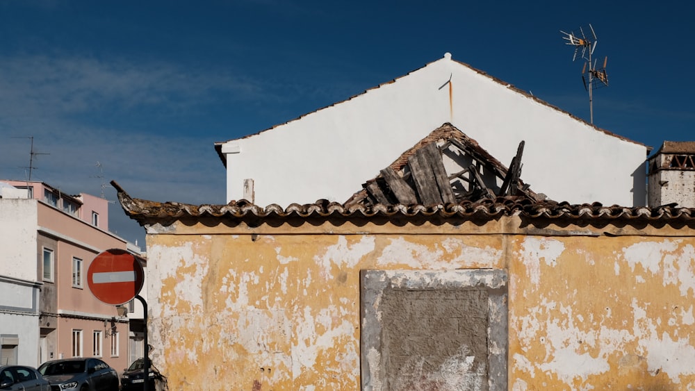 Un edificio fatiscente con il tetto rotto