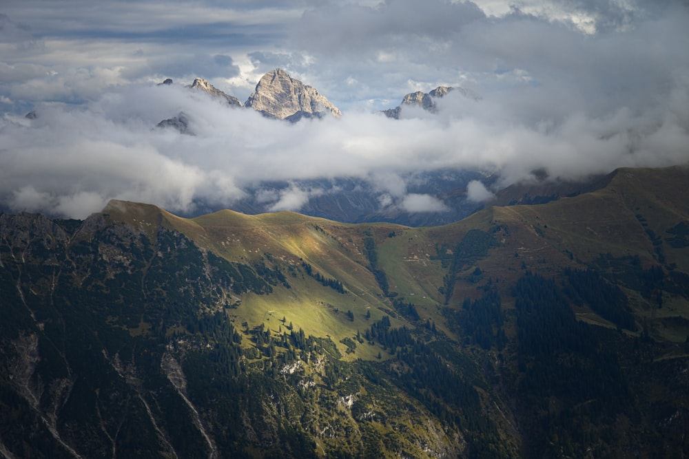 Una vista de una cadena montañosa cubierta de nubes