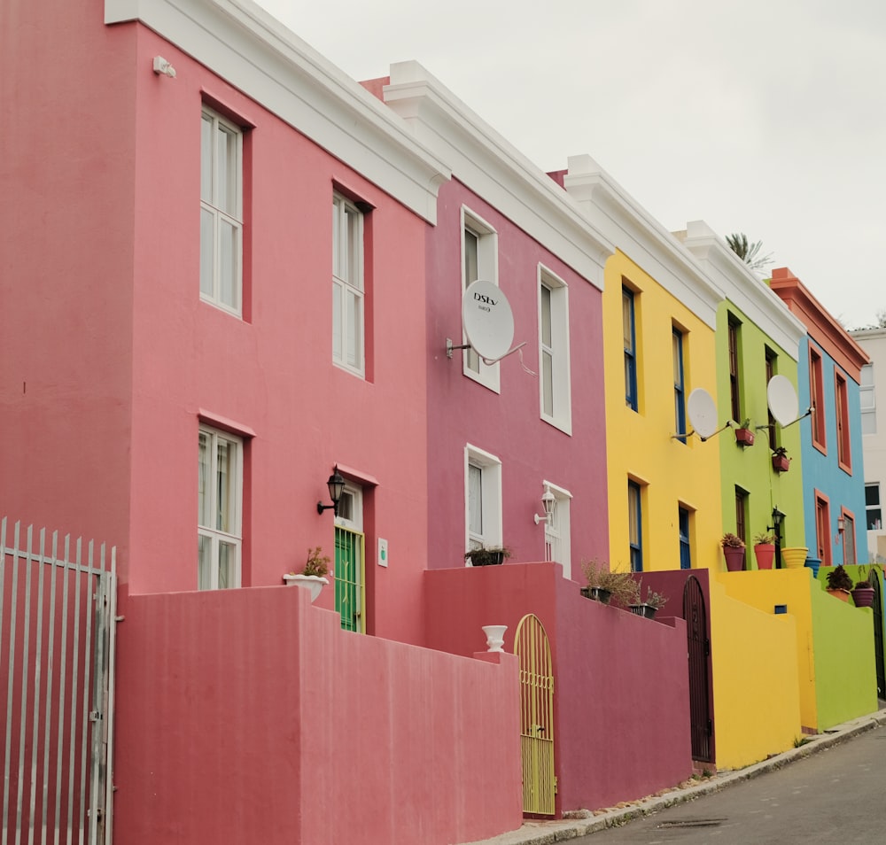 una hilera de casas multicolores en una calle