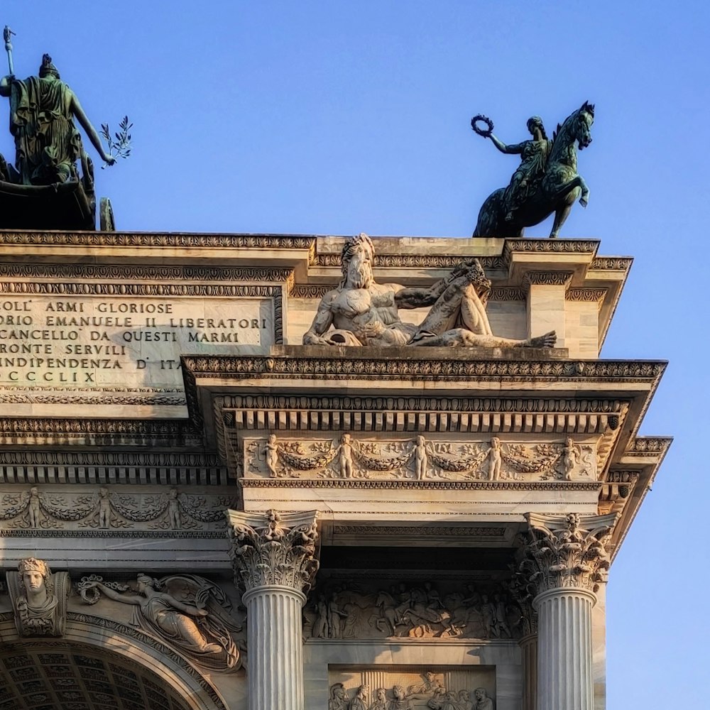 una estatua de un hombre a caballo en la parte superior de un edificio