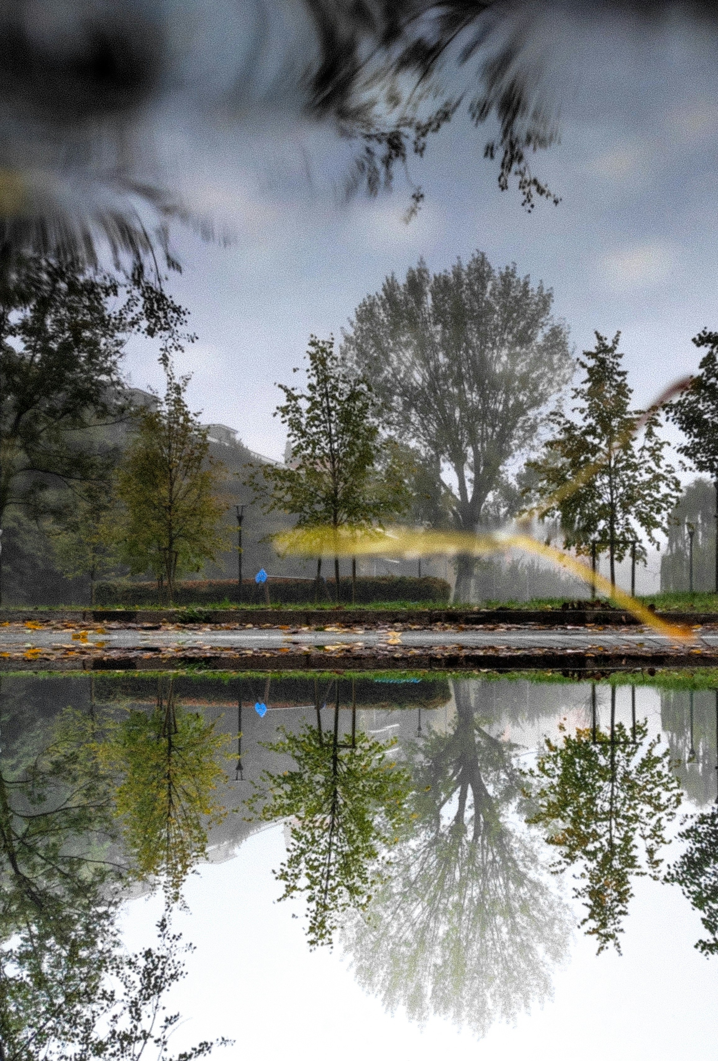 Ein Hydrant spuckt Wasser in einen See